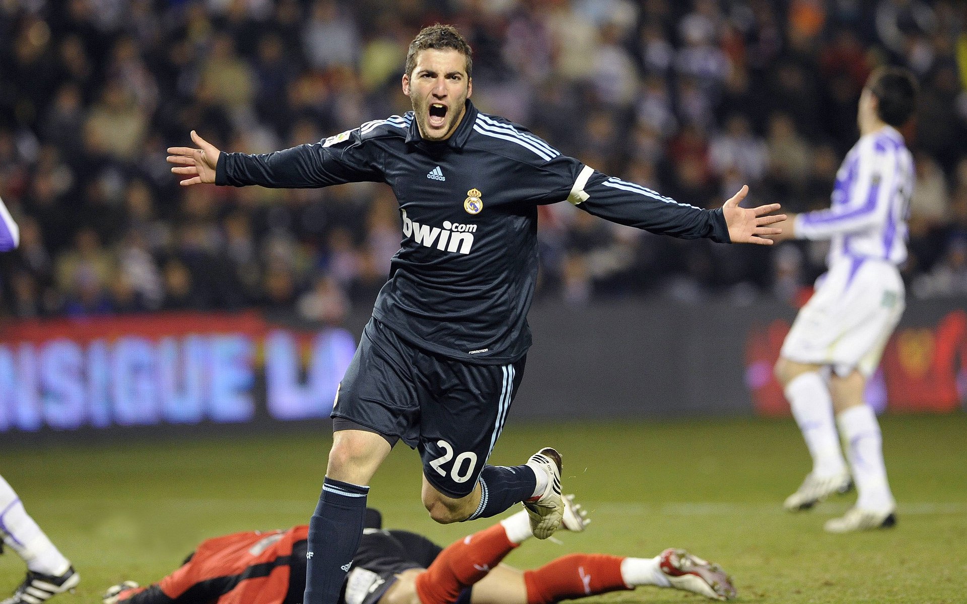 球迷为球队制作大型应援旗帜刷屏社交媒体，球员应援口号