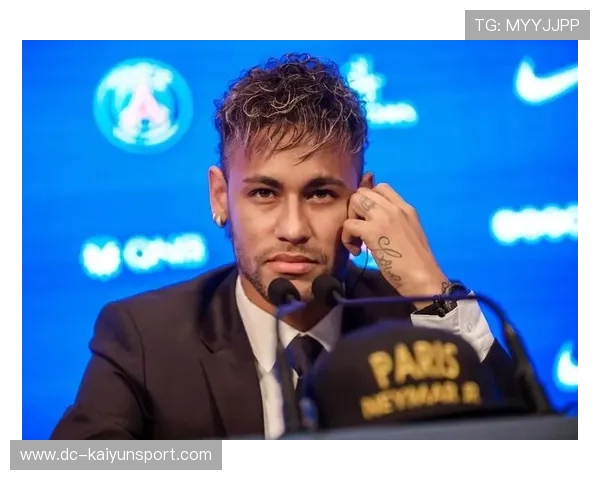 内马尔被拍到教小孩用脚停球，动作耐心而细致