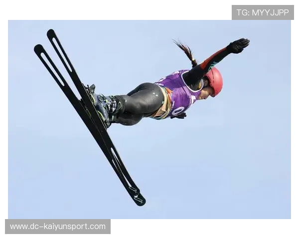 自由滑雪选手落地后摔出三米，爬起继续