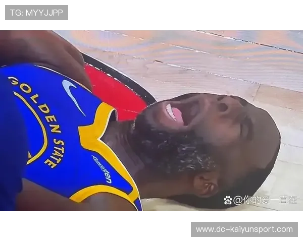 足球运动员冲裁判大喊无语