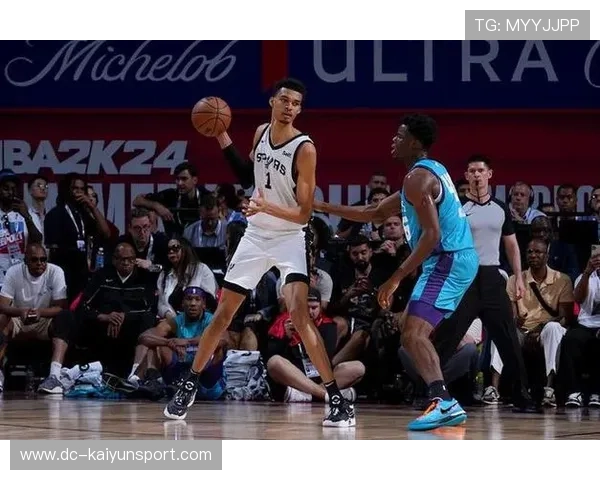 文班亚马三分球弹无虚发，马刺火力全开胜